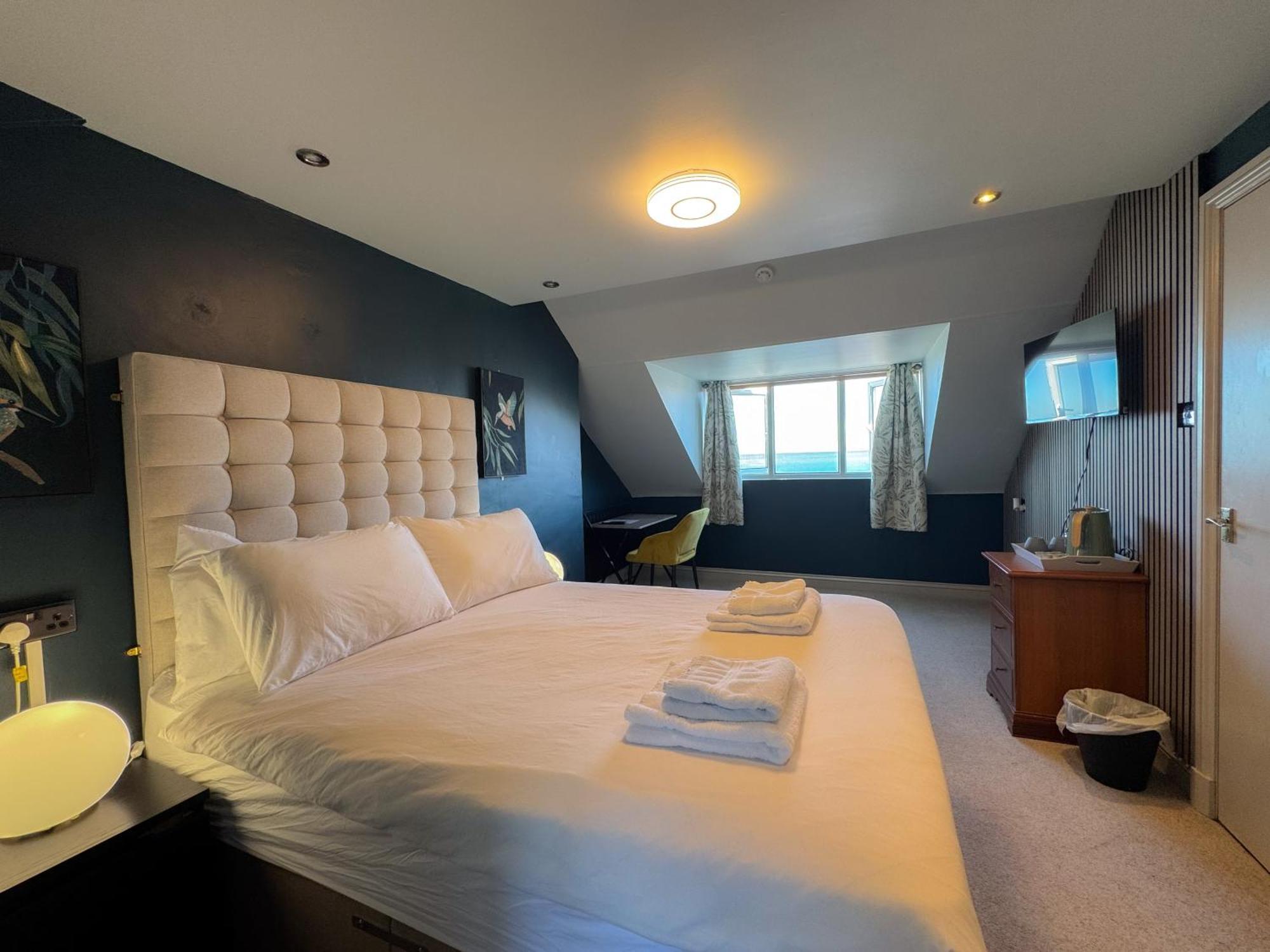 Nomi & Restaurant Hotel